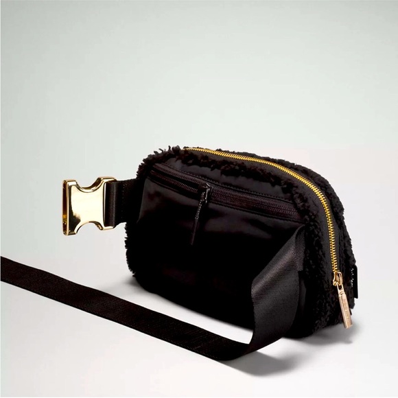 NEW Lululemon Everywhere Fleece Sherpa Belt Bag - Picture 2 of 5